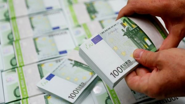 Официальный курс евро снизился на 55 копеек