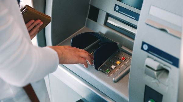 «Известия»: в России увеличится количество работающих без карт банкоматов
