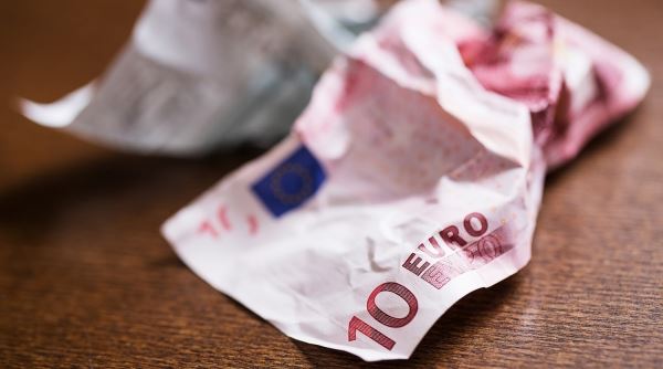 Официальный курс евро на среду снизился на 67 копеек